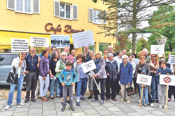 Bürger demonstrieren im Juni vor dem Café Deml gegen den Abriss. Anstelle des Cafés soll dort ein großes Wohnhaus gebaut werden.	Foto: Claus Schunk