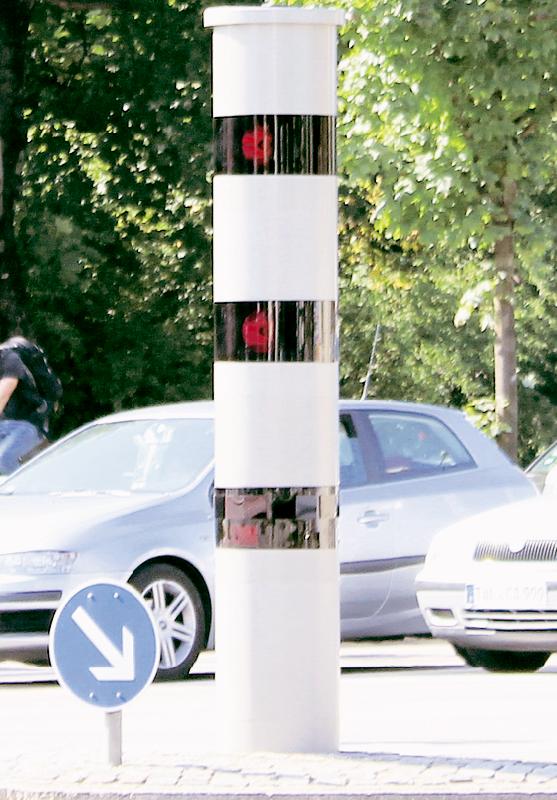 Wer von der digitalen Überwachungskamera an der Moosacher Straße geblitzt wird, für den kann es jetzt teuer werden.	Foto: ms