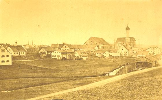 Hier ist die Ortsmitte Öxings zu sehen: um 1890 von Süden her betrachtet. 	Foto: Max Oswald, Grafing