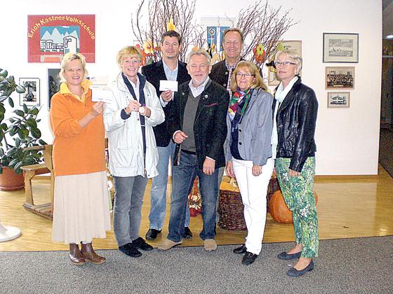 Teilnehmer der Scheckübergabe an Grundschulen in Höhenkirchen-Siegertsbrunn.	Foto: VA
