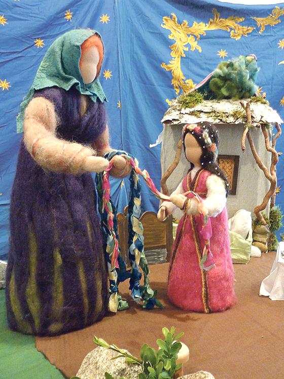 Die Elfentau Puppenbühne spielt das Märchen »Schneewittchen« in der Bücherei.	Foto: VA