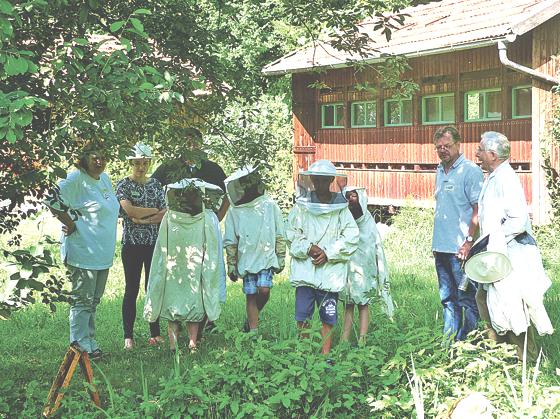 Vieles über Bienen und Honig lernten die Dorfener Kinder bei der Aktion Ferienspaß.	Foto: Stadt Dorfen