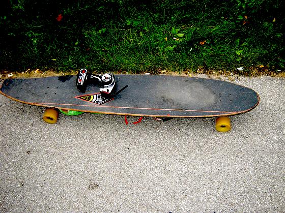 Mit einem Elektromotor brachte ein Student dieses Skateboard auf Touren.	Foto: Polizei