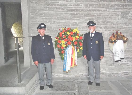 Auf dem Soldatenfriedhof Costamano am Gardasee legten die Mitgliedes des VKR Erding einen Kranz nieder. 	F.: Verein
