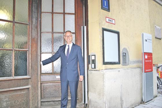 Gerd Koslowski am Eingang des alten Klinikbaus an der Ziemssenstraße: Hier soll die neue »Portalklinik« entstehen.	Foto: Sylvie-Sophie Schindler
