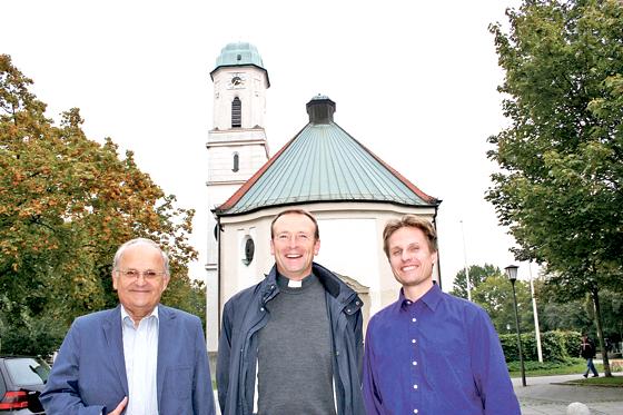 Pfarrer Rolf Merkle (Mitte) mit den Pfarrgemeinderatsmitgliedern Herbert Seidel (links) und Matthias Ahrens.	Foto: ws