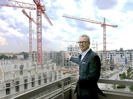 Stolzer Projektentwickler inmitten eines 500-Millionen-Projektes. Ralf Büschl zeigt gerne den Projektfortschritt im Parkviertel Giesing.	Foto: HH