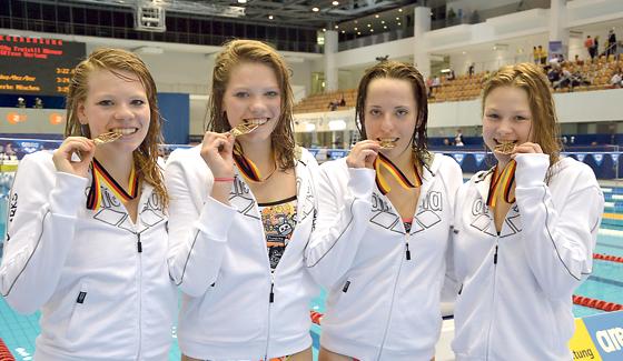 Bei den deutschen Meisterschaften gab es Gold für Teresa Baerens, Antonia Baerens, Emily Siebrecht und Helen Scholtissek (v. l.). Doch trotz großer Erfolge müssen die Schwimmer bald ihr Bad räumen. 	Foto: VA