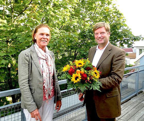 Als Zeichen der Anerkennung für das 30-jährige Engagement von Ulrike Strathmann in der Lebenshilfe München überreichte ihr Geschäftsführer Peter Puhlmann einen herbstlichen Blumenstrauß.	Foto: Lebenshilfe München	