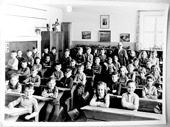 Die erste Klasse der Neubiberger Grundschule des Jahrgangs 1958 mit dem damaligen Lehrer  Herrn Steinberger.	Foto: VA
