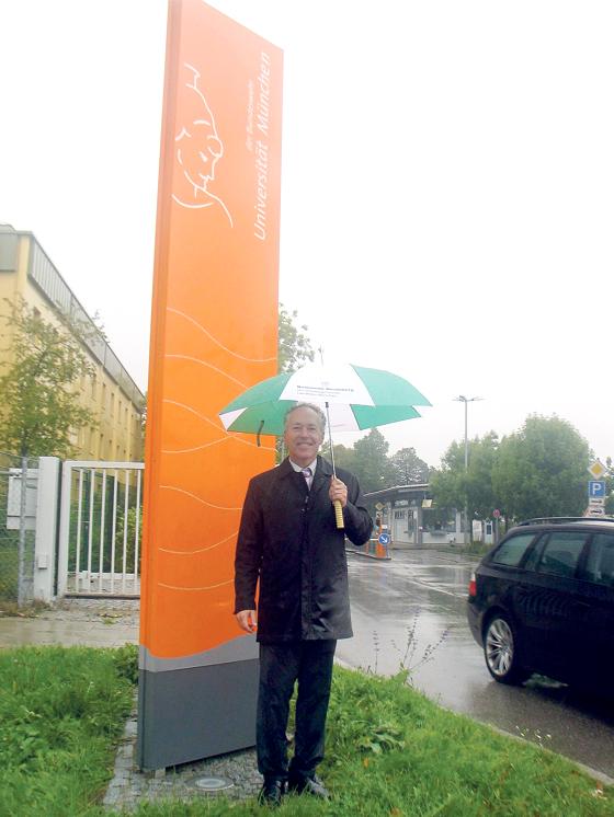 Neubibergs Bürgermeister Günter Heyland vor der UniBW-Zufahrt.	Foto: Angela Boschert