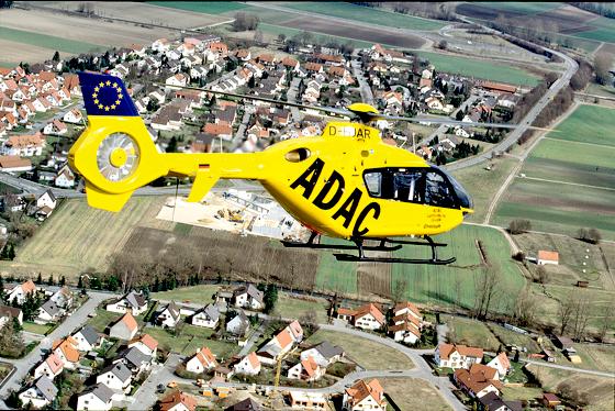 Einsatz für die ADAC-Luftretter: Gerade in ländlichen Gebieten bietet der Transport mit dem Hubschrauber einen wertvollen Zeitvorteil.	Foto: ADAC