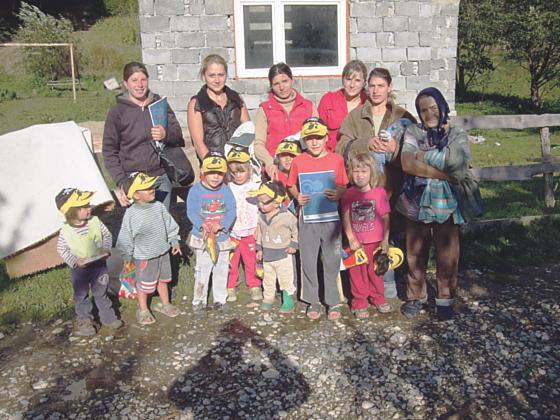 Bergarbeiter der Siedlung Wolkendorf empfangen Spiel- und Schulsachen aus Spenden. Foto: VA