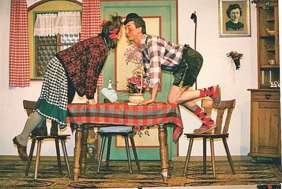 Die beiden Hauptdarsteller Toni Angermaier und Anita Schmid spielen im Stück »Die lustige Brautnacht« das Brautpaar. Foto: Theaterverein