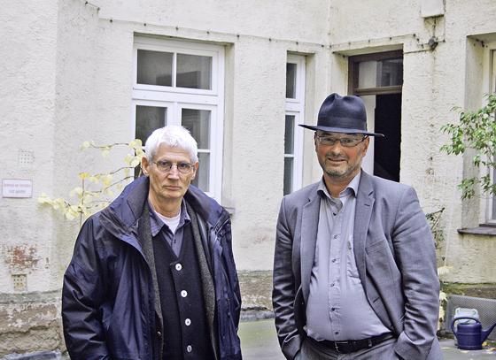 Die Mieter Christoph Volckamer (links) und Steffen Schmidt-Hug bangen um ihre Wohnungen in der Rosenheimer Straße.	Foto: Julia Stark