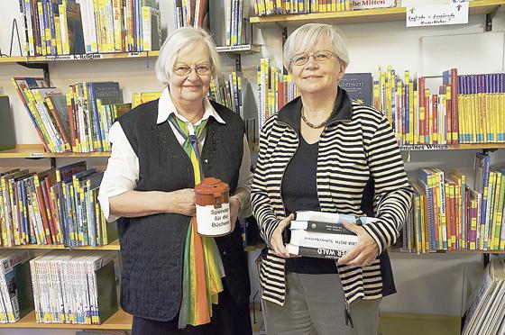 Maria Kutz und Barbara Dehne (v. l.) vom Bücherei St. Magdalena-Team freuen sich auf zahlreiche Gäste zum 50-jährigen Jubiläum. 	Foto: hw