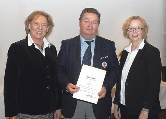 Christian Kreitmair mit Landrätin Rumschöttel und Dritter Bürgermeisterin Annegret Harms. Foto: VA