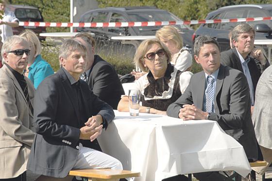 Bürgermeister Christoph Böck mit Landrätin Johanna Rumschöttel bei der Feier. Foto: VA