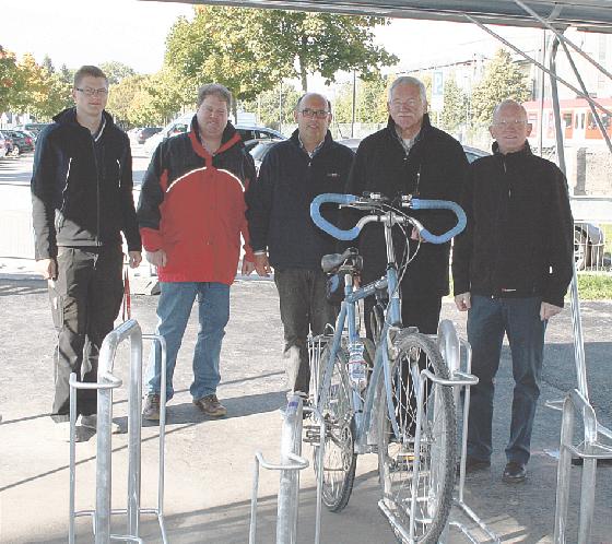 Vertreter von Gemeinde und Baufirma eröffneten den neuen »Radl-Parkplatz«. Foto: Gemeinde