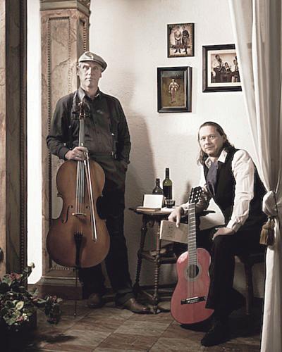Die Musiker Ricardo Volkert und Jost Hecker tragen spanische Klänge in der Kultur-Etage vor. Foto: VA