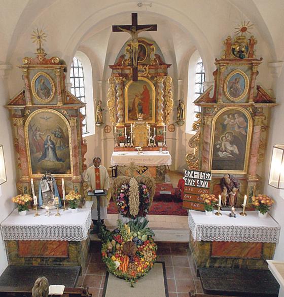Die Erntekrone in der Filialkirche St. Peter war reich  geschmückt worden. Foto: Hermann Trax