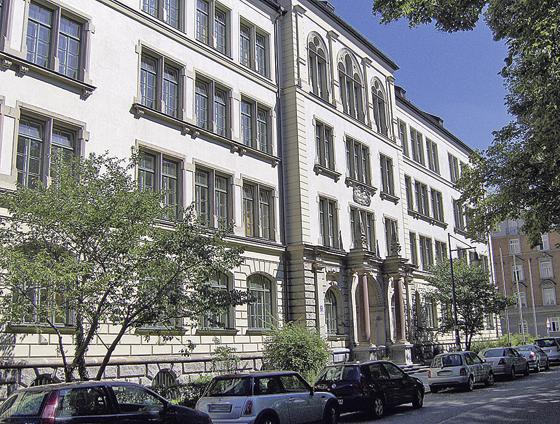 1888 wurde das Gebäude der Schule an der Wittelsbacherstraße gebaut, als katholische Knabenschule.	Foto: Schule