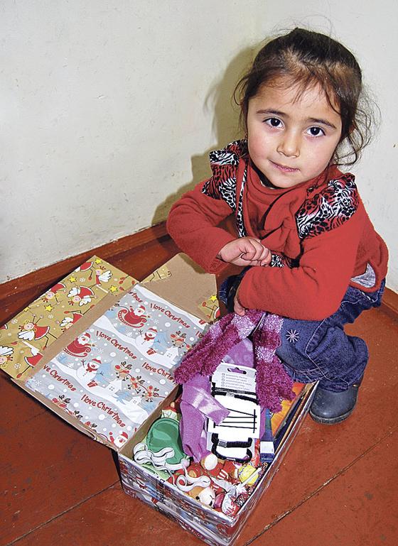 Die Kinder freuen sich sehr über einen hübsch befüllten Karton zu Weihnachten.	Foto: Sammelstelle