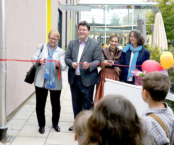 Feierlich wurde der Kindergarten vom Bürgermeister Thomas Loderer wieder eröffnet.	Foto: privat