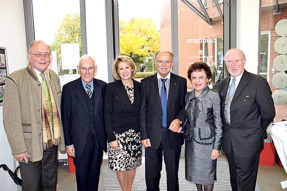 Festakt mit Hans Schöbel, Erhard Karl, Hildegard Mayr, Bezirkstagspräsident Josef Mederer, Elisabeth Setzer und Franz Jungwirth (von links).	Foto: VA