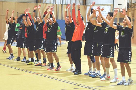 Nach dem Spiel gegen Mainburg feierten die Biberhandballer den Sieg und auch die Tabellenführung.	Foto: Verein