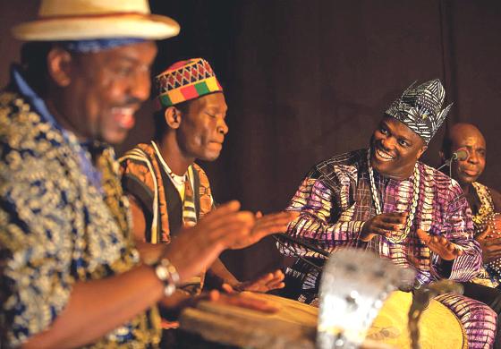Tola Sholana entführt die Gäste in afrikanische Trommel-Klänge. 	Foto: VA