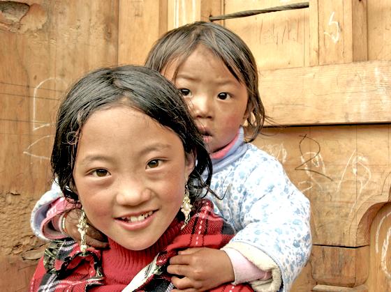 Die Staatsbediensteten des Königreich Bhutan reisen durchs Land, um das Bruttonationalglück der Bevölkerung zu ermitteln. Der Dokumentarfilm »What happiness is« begleitet sie dabei.	Foto: Kinostar Filmverleih Stuttgart