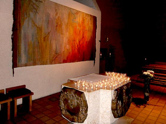 An Allerseelen werden in der St.-Albertus-Magnus-Kirche »Lichter für liebe Verstorbene« entzündet. 	Foto: Peter Dill
