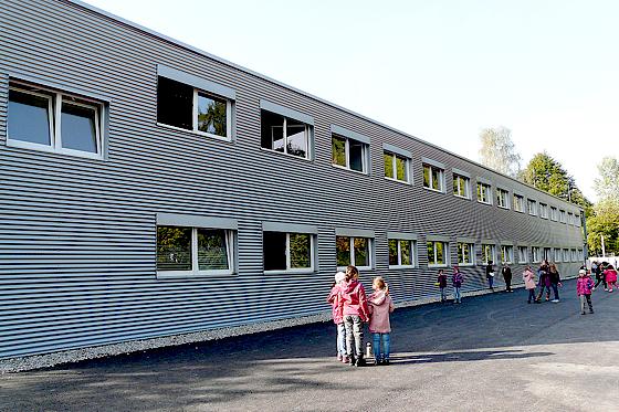 Eine auffällige Aluminiumfassade umhüllt das Interimsgebäude der Schule III.