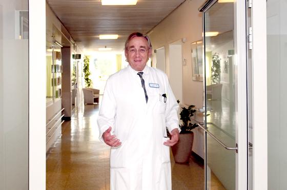 Der Palliativstation der Kreisklinik Ebersberg gehört auch nach zehn Jahren noch die ganz spezielle Aufmerksamkeit von Chefarzt Hans Schneider.	Foto: Klinik