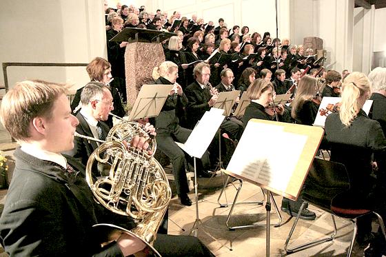 80 Sänger und ein voll besetztes Orchester konzertieren in St. Emmeram.	Foto: VA