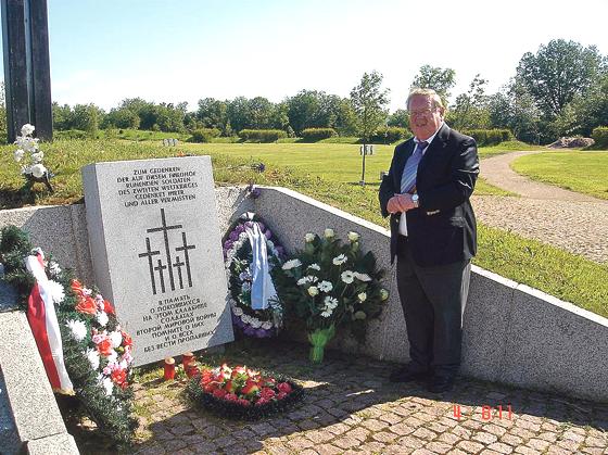Herbert Frankenhauser bei einer Kranzniederlegung auf dem Soldatenfriedhof Sologubowka. 	Foto: Privat