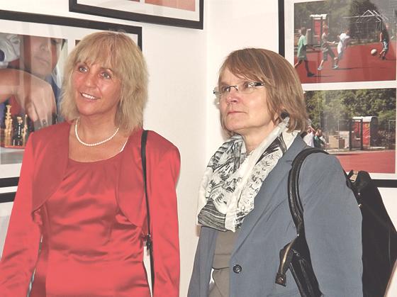 Gabriele Müller (links) und Gabriele Langner schauen sich gemeinsam die Ausstellung an.	Foto: privat