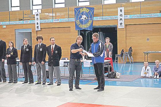 Andreas Exner (rechts) bei der Verleihung der Goldenen Ehrennadel durch den BJV-Bezirksvorsitzenden Andreas Hofreiter.	Foto: Andreas Schulze