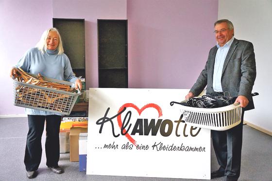 Freuen sich, dass die KlAWOtte bald wieder an neuer Stelle ihre Pforten öffnen kann: Helene Nestler und Max Wagmann. 	Foto: hw