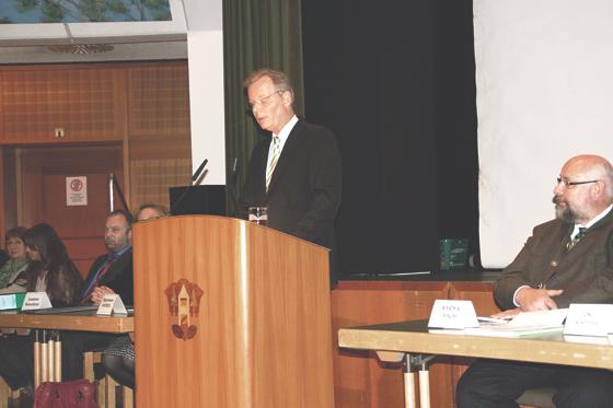 Nicht nur über die Finanzen, auch über laufende Großprojekte informierte Bürgermeister Jan Neusiedl bei der Bürgerversammlung.	Foto: hol