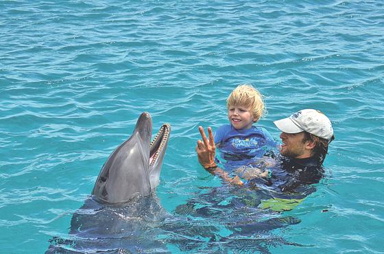 Die kleine Svenia aus Haimhausen hatte viel Spaß bei der Delphintherapie mit »Papito«.	Foto: Privat
