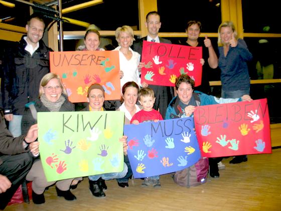 Mit Plakaten demonstrierten Neubiberger Eltern für den Erhalt »ihrer« KIWI.	Foto: Boschert