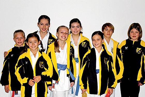Das gesamte Mädchenteam des TSV Grasbrunn-Neukeferloh bei der Karate-Meisterschaft.	Foto: privat