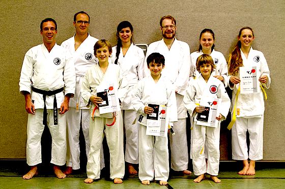 Die Karate-Abteilung des TSV Grünwald ist stolz auf die erfolgreichen Prüflinge, die sich über ihre neuen Gürtel freuen dürfen.  	Foto: VA