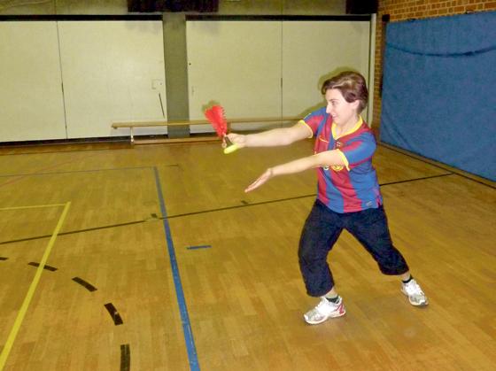 Indiaca ist wie Volleyball  doch der Ball ist ein Lederkissen mit roten Federn. 	Foto: VA