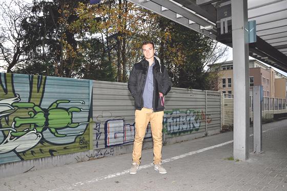 Mark Killian (Foto) wird zusammen mit seinem Freund Armin Eßert den Rest der Lärmschutzwand an der Baldhamer S-Bahn-Station gestalten. 	Foto: sf