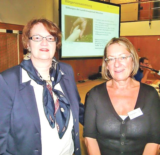 Bürgermeisterin Christine Strobl (links) moderierte die Bürgerversammlung mit der Bezirksausschuss-Vorsitzenden Angelika Pilz-Strasser.	Foto: hgb