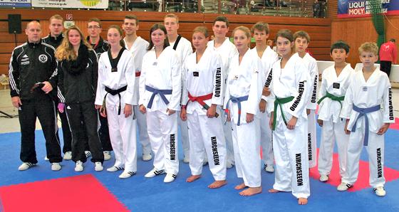 Coach Alex Berghammer mit seinen Co-Trainern und dem Kirchseeoner Taekwondo-Team beim Bayernpokal in Günzburg.	Foto: Verein