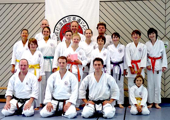 Die Karategruppe des SV Lohhof durfte mit dem deutschen Bundestrainer üben.	Foto: Verein